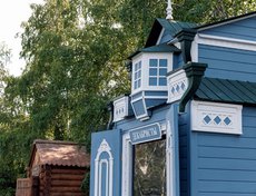 Второе окно отражает эпоху декабристов и их культурный и научный вклад в жизнь иркутян