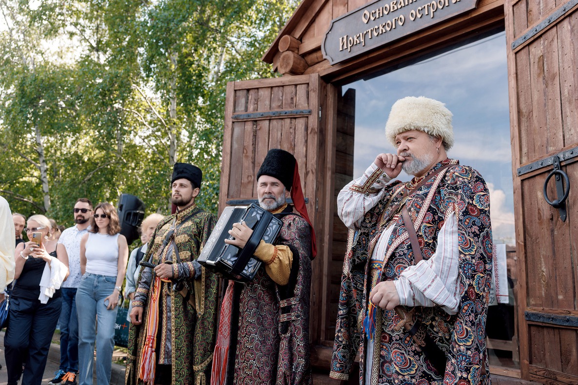 Первое окно посвящено основанию Иркутского острога, казакам и первопроходцам в истории города
