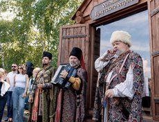 Первое окно посвящено основанию Иркутского острога, казакам и первопроходцам в истории города