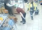 Собака в супермаркете. Скриншот видео СУ СК России по Иркутской области