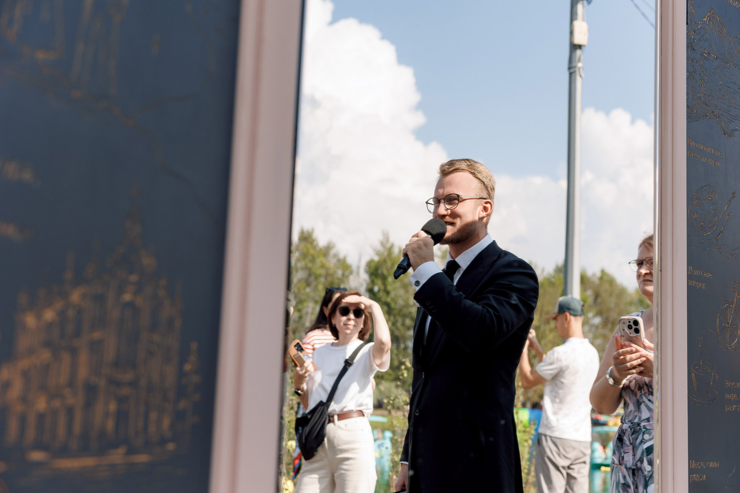 Пятый арт-объект представляет собой зеркало, символизирующее настоящее Иркутска