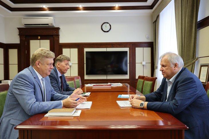 Рабочая встреча. Фото предоставлено пресс-службой полномочного представителя президента Российской Федерации в Сибирском федеральном округе