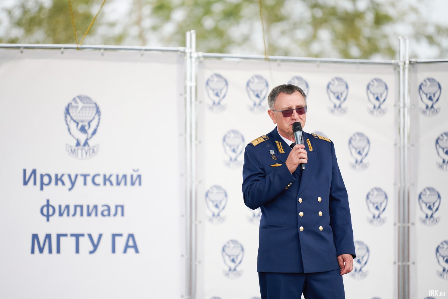 С Днём воздушного флота гостей праздника поздравил директор Иркутского филиала МГТУ ГА Олег Горбачёв.