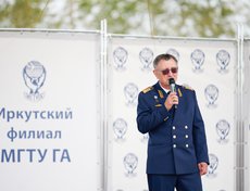 С Днём воздушного флота гостей праздника поздравил директор Иркутского филиала МГТУ ГА Олег Горбачёв.