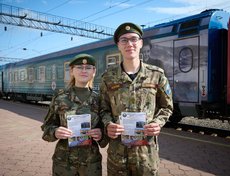 Состав встретили участники молодёжных патриотических движений.