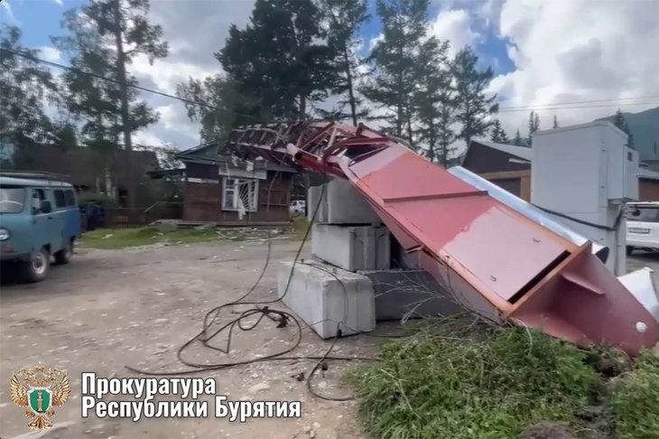 Упавшая на здание вышка. Фото прокуратуры Бурятии