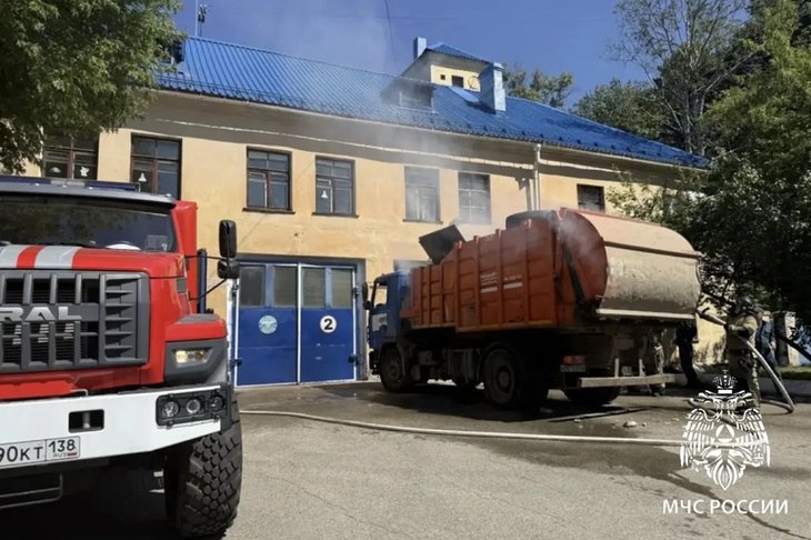 Мусоровоз. Фото ГУ МЧС России по Иркутской области