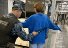 Досмотр. Фото пресс-службы ГУФССП России по Иркутской области