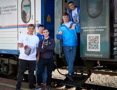 Сопровождают выставку активисты движения «Волонтеры Победы». Они помогают на входе, выдают аудиогиды и ведут экскурсионные группы.