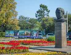 25 августа 2026 года на набережной Ангары, у памятника Юрию Гагарину, открылась фотовыставка «Национальный гелиогеофизический комплекс РАН: от идеи до реализации».