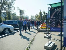 Сразу после церемонии открытия доктор физико-математических наук Юрий Ясюкевич провел первую экскурсию для гостей.