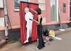 Художница рисует граффити. Фото IRK.ru