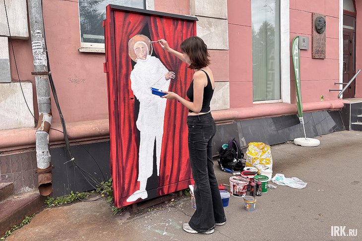 Художница рисует граффити. Фото IRK.ru