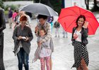 Иркутянки с зонтами. Фото из архива IRK.ru