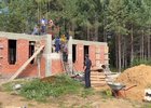 Иностранцы на стройке. Скриншот видео ГУ МВД России по Иркутской области