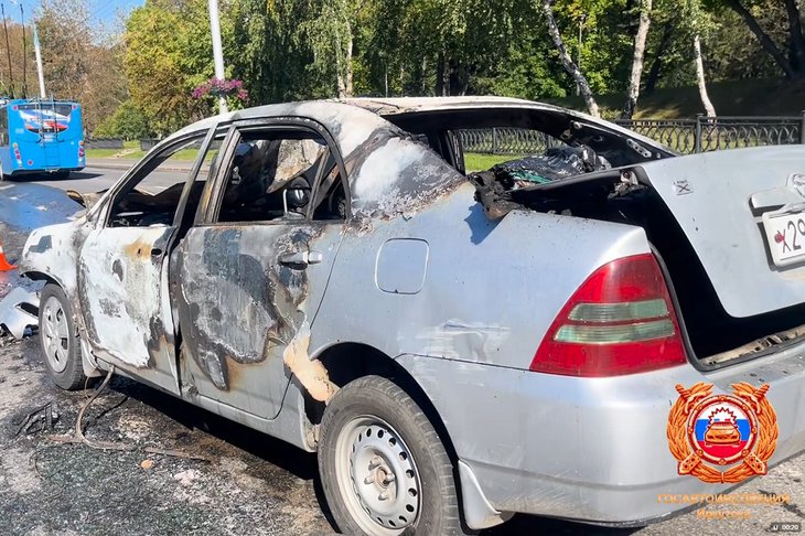 Сгоревший автомобиль. Скриншот видео Госавтоинспекции Иркутска