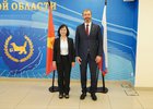 Госпожа Чинь Тхи Минь Тхань и Александр Ведерников. Фото IRK.ru