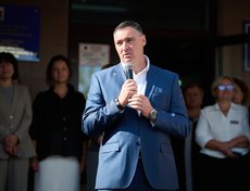 Руслан Болотов: «Сегодня у нас в городе большой праздник – более 90 тысяч ребят пошли в учебные заведения. Ребята, вам очень повезло: вы пришли в место с богатыми традициями наставничества и преемственности».