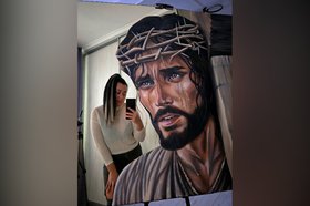 Художница и ее картина с Иисусом. Фото предоставила Лилия Федорова