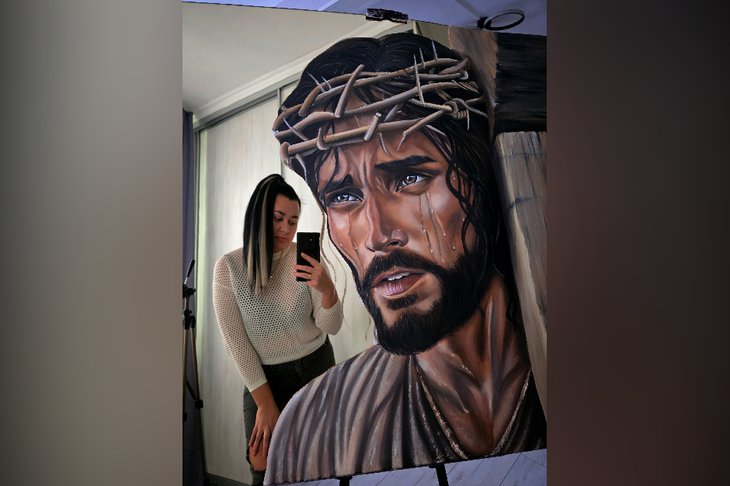Художница и ее картина с Иисусом. Фото предоставила Лилия Федорова