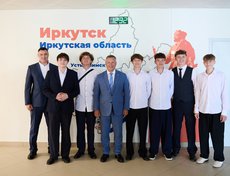 После линейки губернатор Иркутской области Игорь Кобзев и мэр Иркутска Руслан Болотов пообщались со школьниками и провели открытый урок.