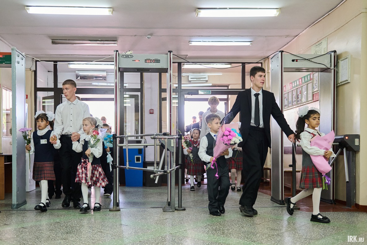 Сегодня в школе обучаются 1634 ученика, работают 75 педагогов, 19 из которых – бывшие выпускники.