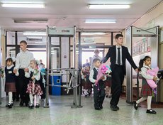Сегодня в школе обучаются 1634 ученика, работают 75 педагогов, 19 из которых – бывшие выпускники.