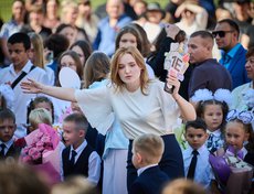 Школа, открывшая свои двери 6 апреля 2026 года, стала самой крупной в Иркутской области и вошла в семерку крупнейших образовательных учреждений России.