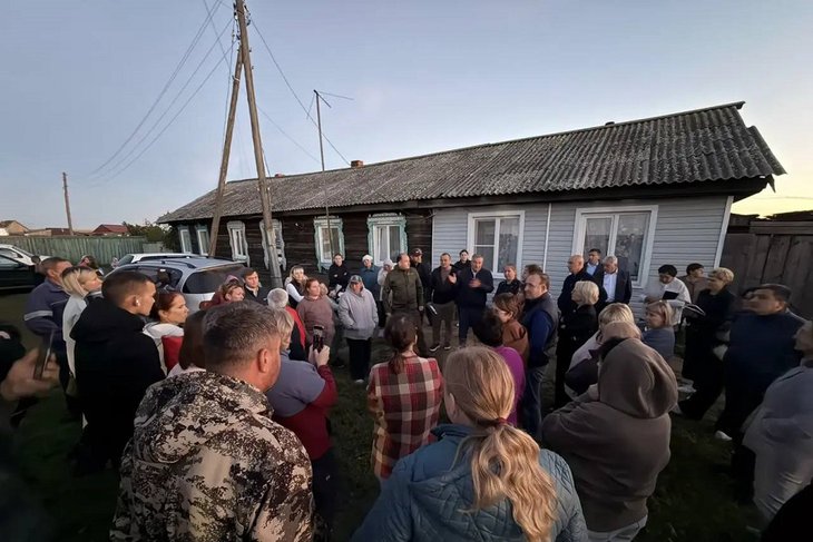 Встреча с жителями. Фото из соцсетей губернатора Игоря Кобзева