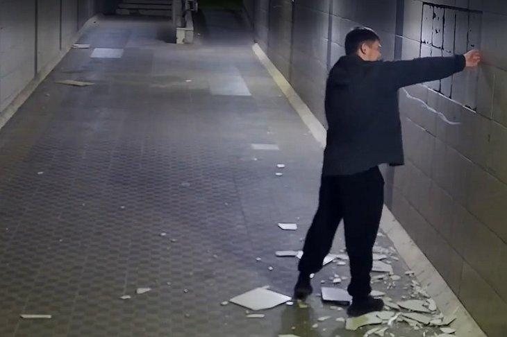 Вандал. Скриншот видео пресс-службы администрации Иркутска