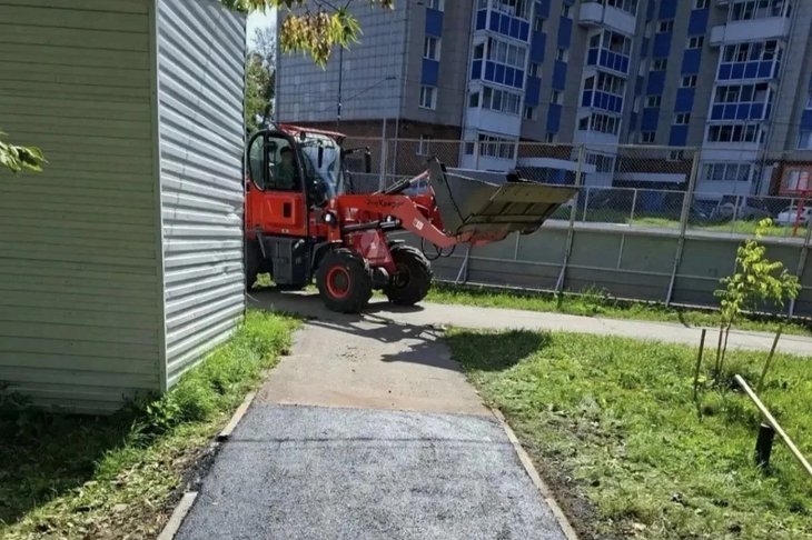 Трактор. Фото пресс-службы администрации Иркутска