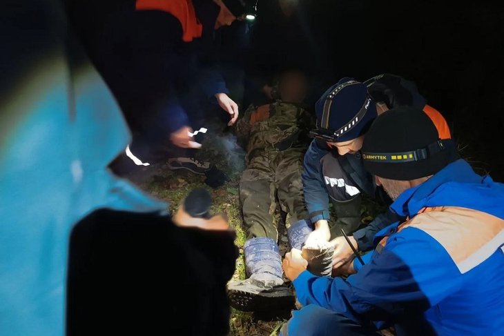 Помощь травмированному сборщику дикоросов. Фото ГУ МЧС России по Иркутской области