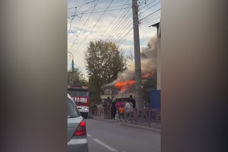 Пожар на Рабочего Штаба. Скриншот видео из телеграм-канала «Сводка»