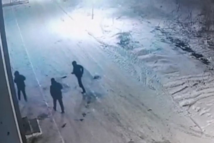 Нападение. Скриншот видео пресс-службы ГУ МВД по Красноярскому краю