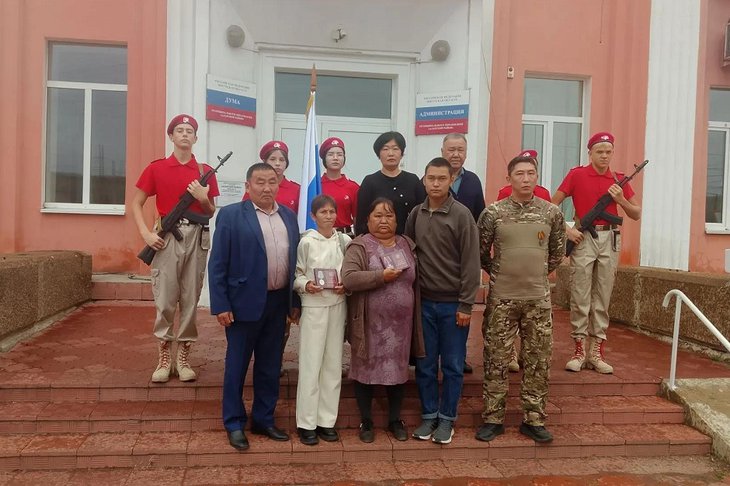 Родственники погибших бойцов. Фото из соцсетей администрации Аларского района