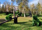 Топиарные фигуры в парке. Фото из соцсетей администрации Бодайбо и района
