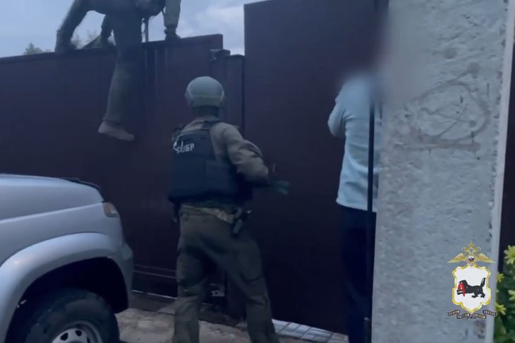 Задержание подозреваемых. Скриншот видео пресс-службы ГУ МВД России по Иркутской области