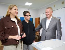 Губернатор Иркутской области Игорь Кобзев пришёл на избирательный участок с семьёй.