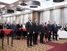 Перед собравшимися выступили председатель думы Иркутска Евгений Стекачёв, мэр Руслан Болотов, губернатор Игорь Кобзев, генконсул госпожа Лю Юй, председатель Заксобрания Александр Ведерников и представитель МИД Алексей Котельников.