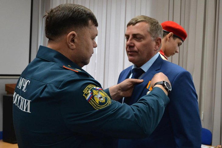 Награждение Евгения Юмашева. Фото из соцсетей администрации Бодайбо и района