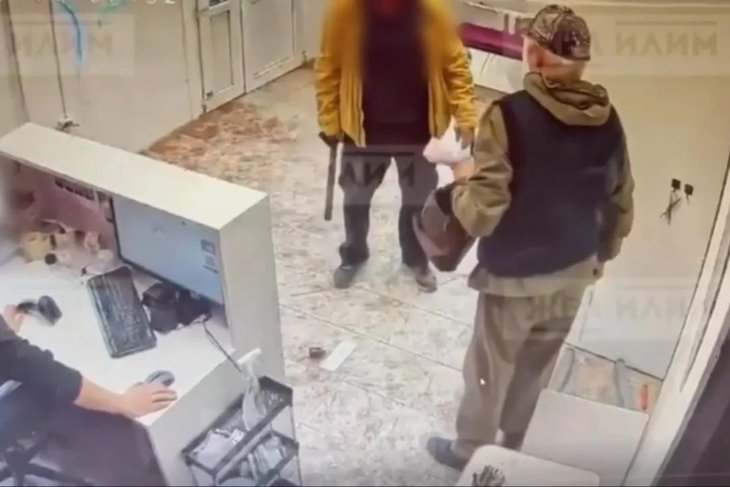 Момент драки. Скриншот видео из телеграм-канала «Жел Илим»