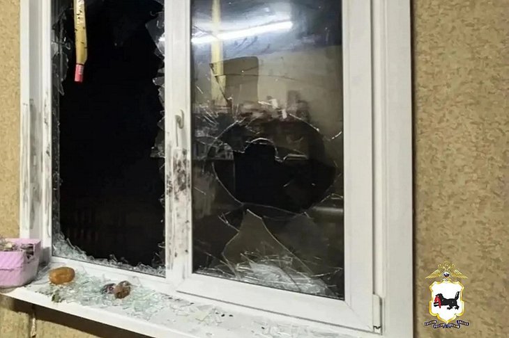 Разбитое окно. Фото пресс-службы ГУ МВД России по Иркутской области