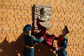 В Иркутске открыли мемориальную доску кавалеру ордена Мужества Григорию Тарасову. Фото пресс-службы мэрии