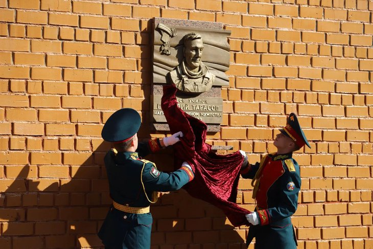 В Иркутске открыли мемориальную доску кавалеру ордена Мужества Григорию Тарасову. Фото пресс-службы мэрии