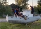 Пьяная компания. Скриншот видео пресс-службы ГУ МВД России по Иркутской области