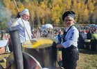 Приготовление супа. Фото пресс-службы администрации Иркутского округа
