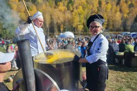 Приготовление супа. Фото пресс-службы администрации Иркутского округа