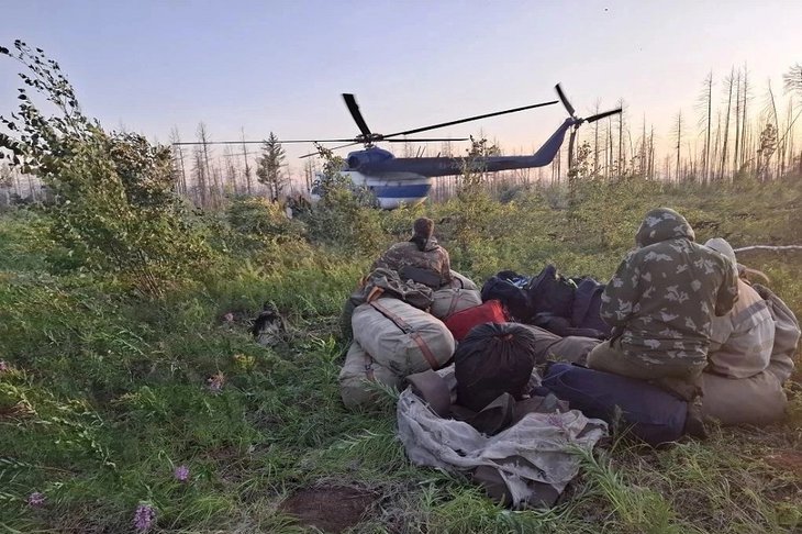 Вертолет в лесу. Фото пресс-службы правительства Иркутской области
