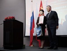 Губернатор Иркутской области Игорь Кобзев поздравил представителей КНР с 77-летием образования Китайской Народной Республики, высоко оценил достижения Китая в развитии и уровень китайско-российских отношений.