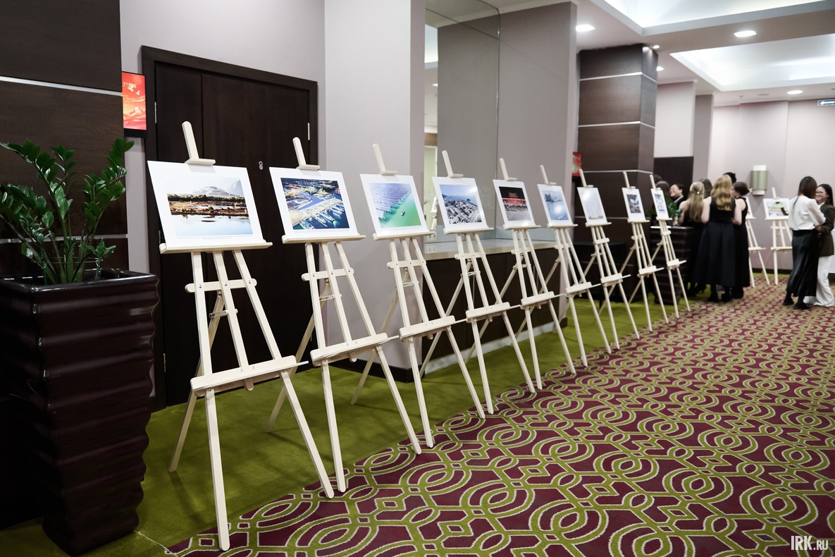 В фойе работала фотовыставка, посвящённая достижениям развития Китая.